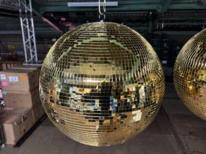 �S�[���h�~���[�{�[�������^��